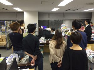 テレビを見つめる夢グループ社内スタッフ